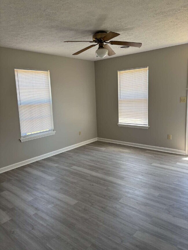Foto del edificio - "Charming 3-Bedroom Home with Cozy 987 Sq Ft Living Space in Oak Grove!"