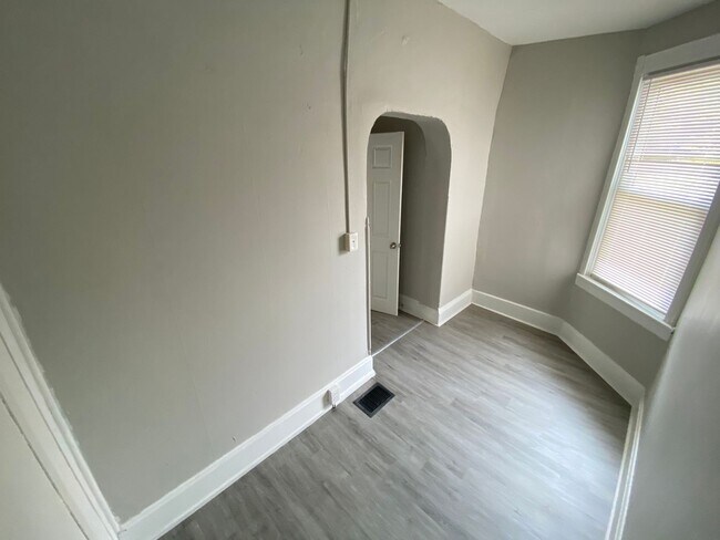 Building Photo - Charming Single Family in Hamilton!: New Y...