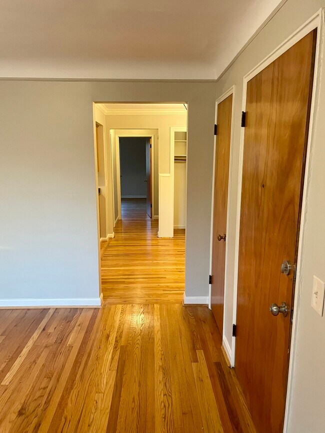 Foto del edificio - 6014 Woodmont Ave