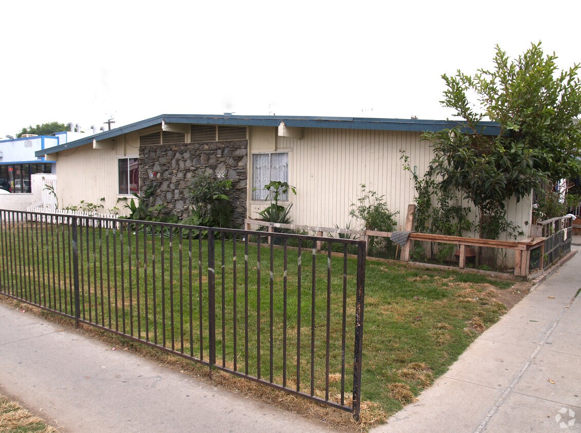 Primary Photo - 2514 W McFadden Ave
