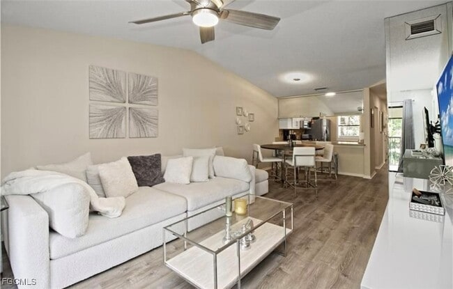 Foto del edificio - 9285 Lake Park Dr