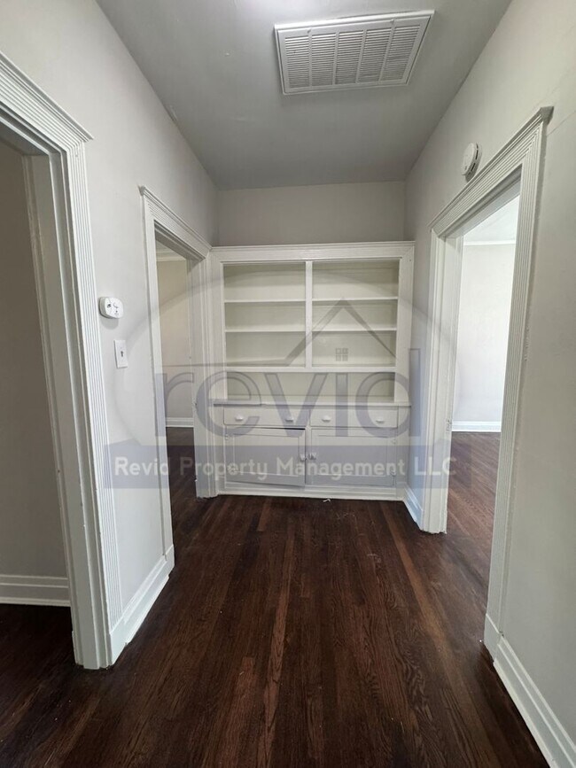 Building Photo - Beautiful 2 Bedroom 1 Bath in Midtown!