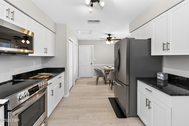 Foto del edificio - 172 Deer Lake Cir