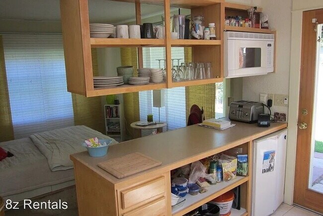 Foto del edificio - Charming Studio Furnished Unit - Cozy 400 Sq Ft Home with Full Bath!"