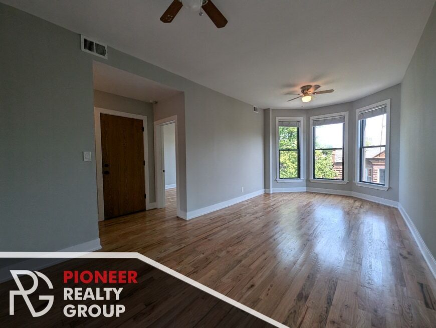 Primary Photo - 635 W Oakdale Ave