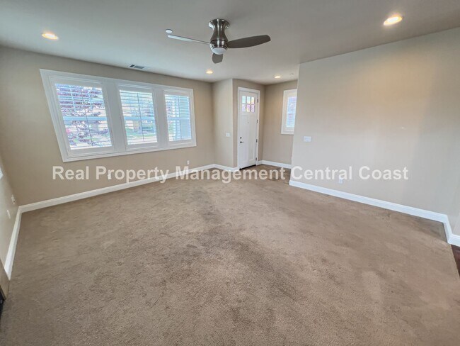 Building Photo - AVAILABLE NOW - Nice Home in Sierra Meadow...