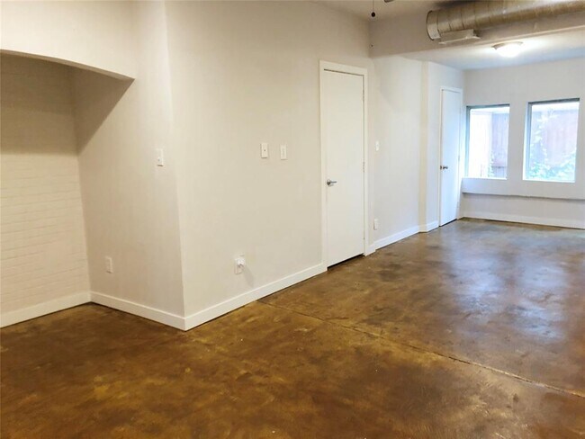 Building Photo - 3312-1 Greenbriar Dr