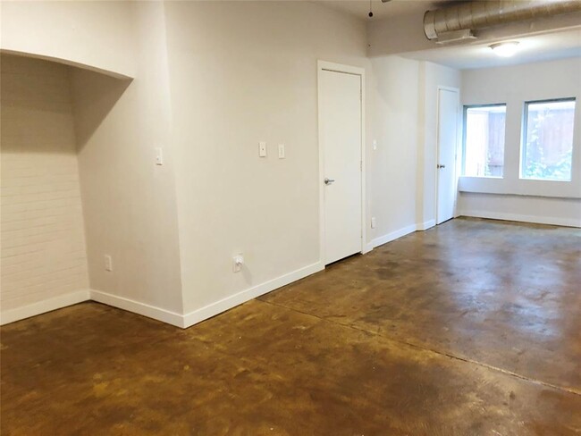 Building Photo - 3312 Greenbriar Dr