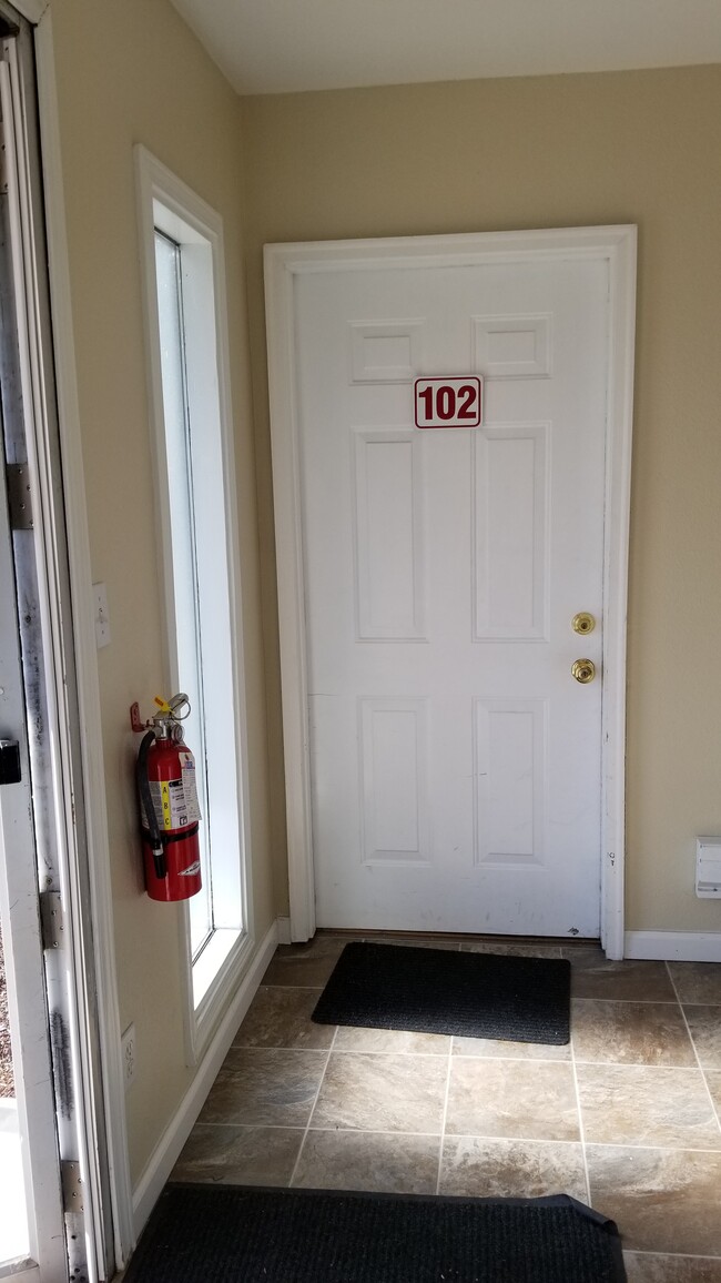 Apt Entry - 1055 SW Queen Ave