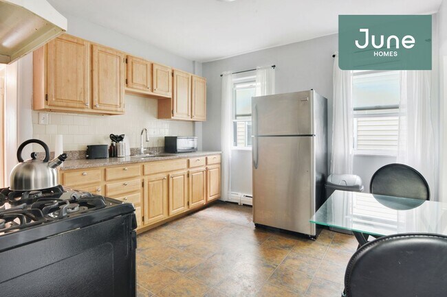Building Photo - Room Only in 4-bed/1.0-bath Home