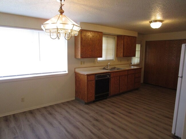Building Photo - 2 Bedroom Duplex Near Library - Water/Sewe...