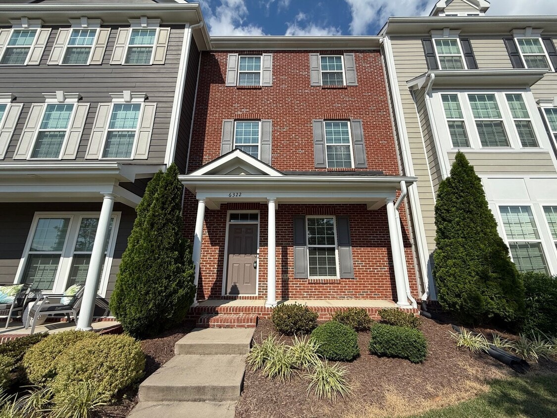 Foto principal - Stunning 3BD, 3.5BA Raleigh Townhome in th...