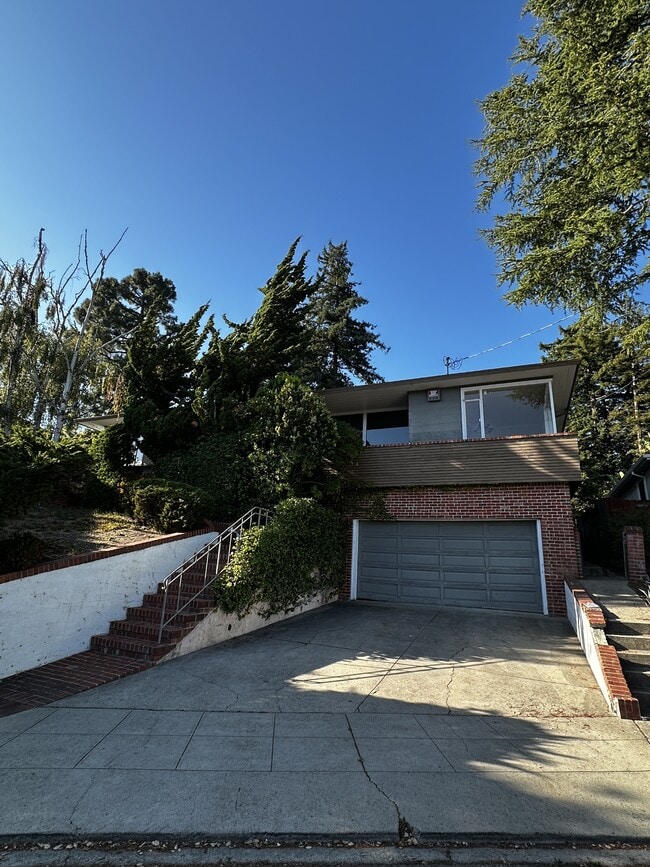 Building Photo - 2036 Braemar Rd