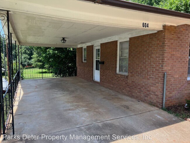 Building Photo - 3 br, 1 bath House - 604 Glenview Dr