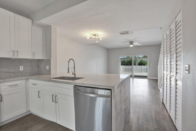 Building Photo - 9913 NW 57th Manor