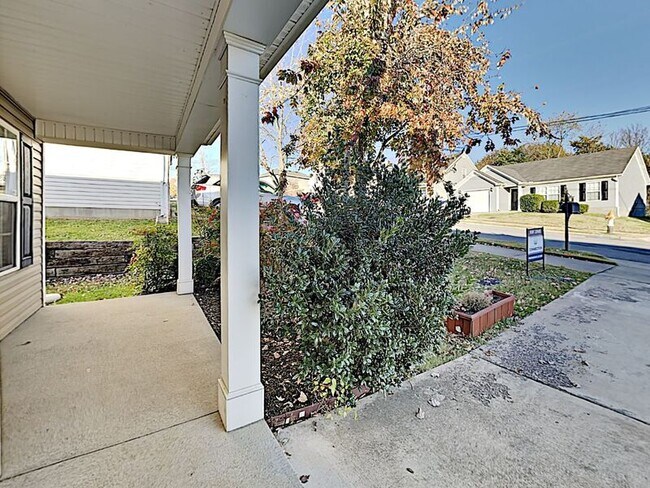 Building Photo - 912 Birchmill Point S
