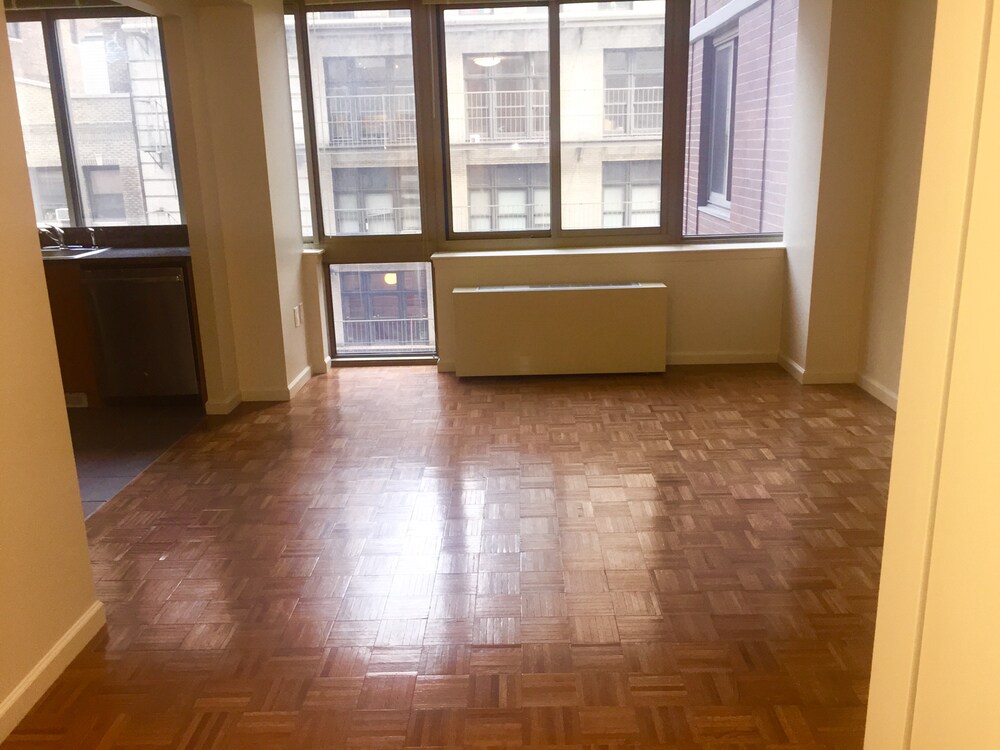 Primary Photo - 100 W 26th St