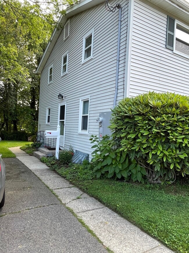 Building Photo - 19 Bloomfield Dr