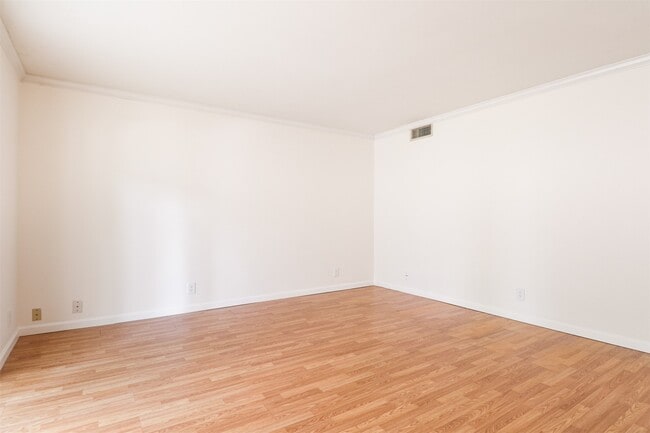 Building Photo - 6332 Chevy Chase Dr