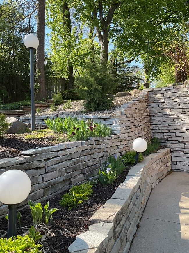 Building Photo - Briar Cliff Apartments