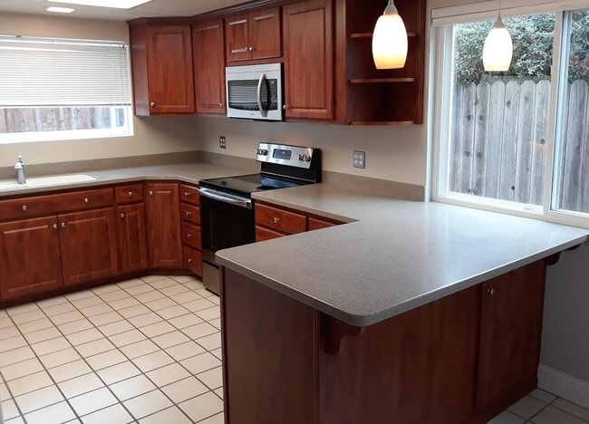 Building Photo - 779 Oakmeade Dr