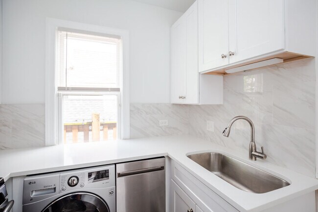 Foto del edificio - 2646 N Marshfield Ave