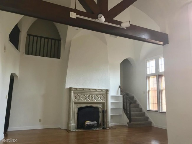 Building Photo - 2 br, 2 bath Apartment - 15700 Van Aken Blvd