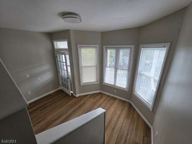 Building Photo - 37 Mapes Ave