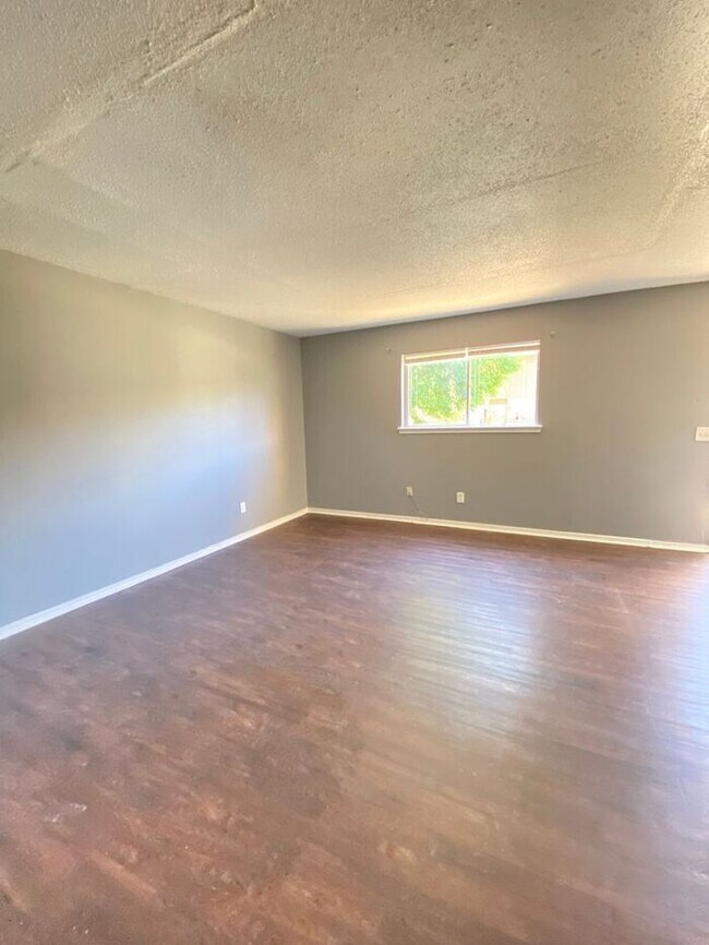 Foto del edificio - 2 Bedroom 1.5 Bath Apt at the Monterey Square Apts NW OKC