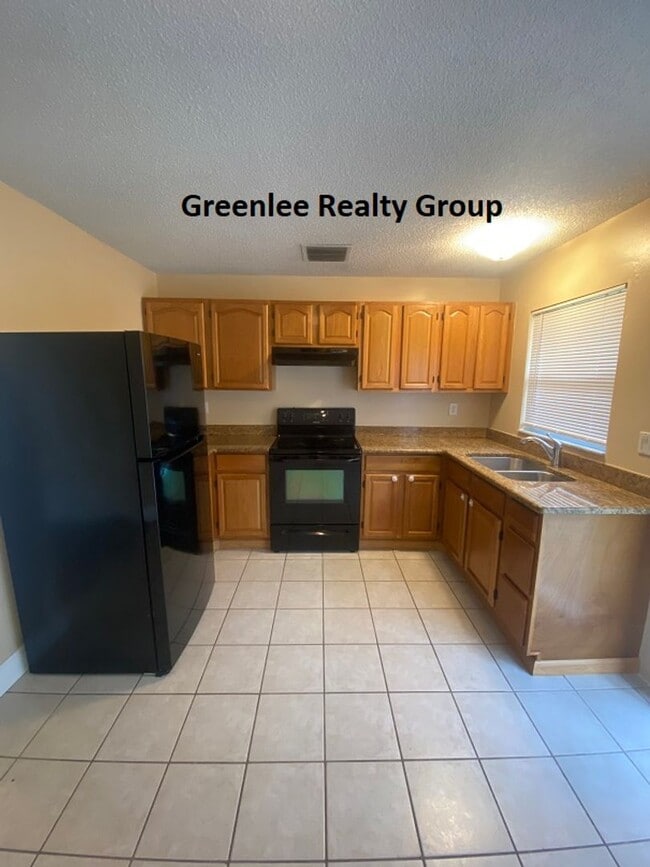 Building Photo - Updated 2 Bed/ 1 Bath/ 1 Car Garage Home i...