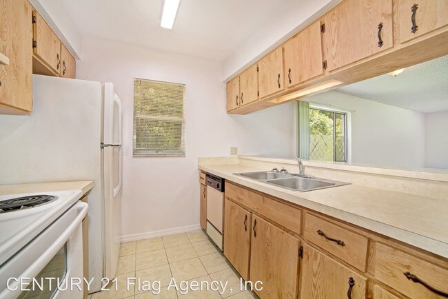 Building Photo - 2290-2296 Fox Hollow Dr