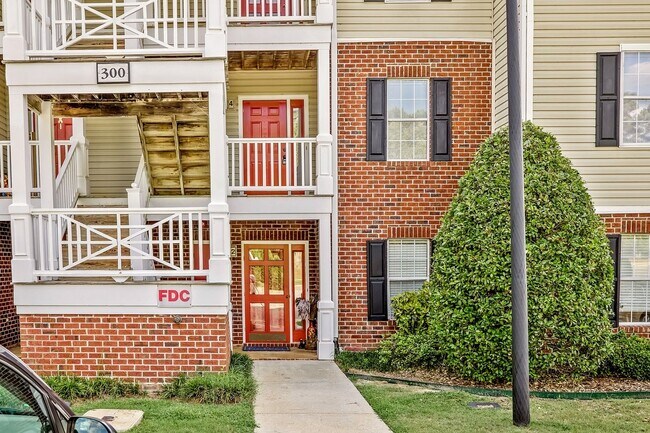 Building Photo - Apartment with Landscaping and washer/drye...