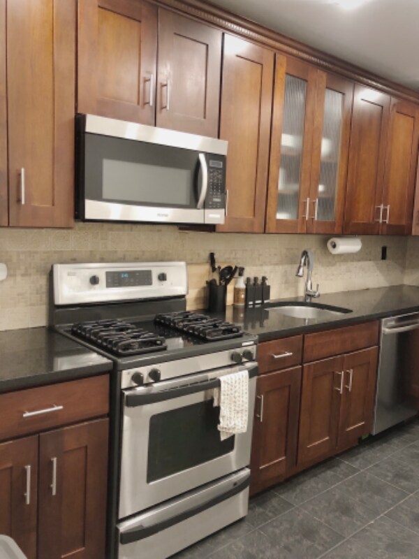 Building Photo - 13-72 Eggert Pl