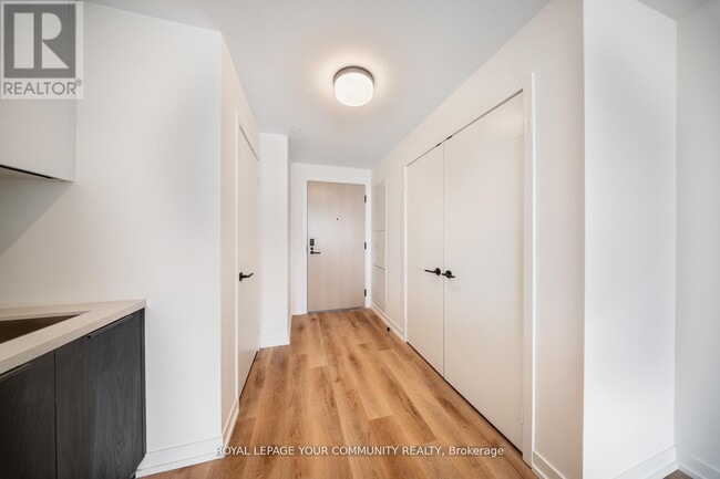 Building Photo - 5 York Garden Wy