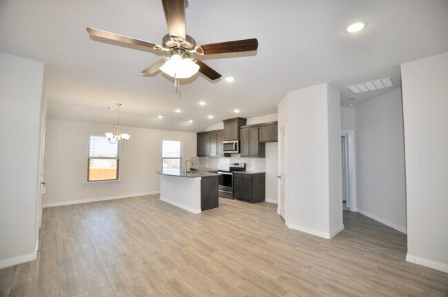 Foto del edificio - FOR LEASE! Charming 4 Bedroom - 2 Bathroom...