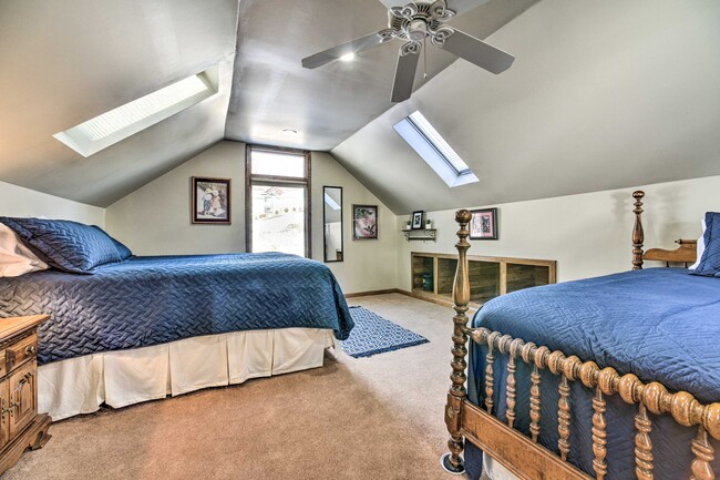 King bed, Full bed - 5027 Harp Dr