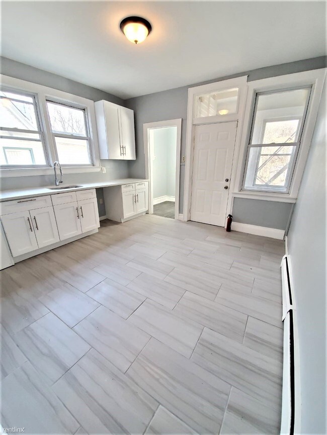 Building Photo - 2 br, 1.5 bath  - 11 Baldwin Ave Apt 2