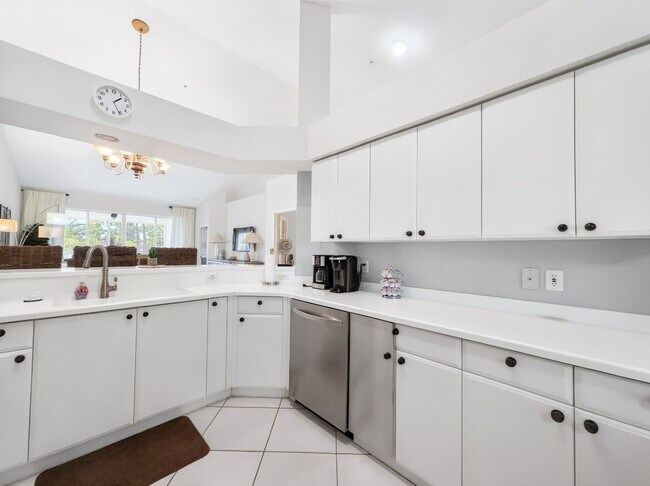 Foto del edificio - 2-bedroom + den condo in Lely Resort!