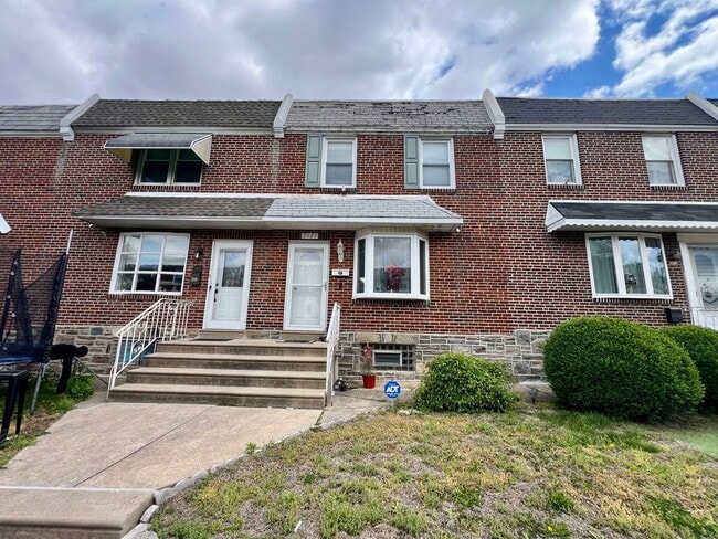 Building Photo - Stunning 3-Bedroom Townhome in Wissinoming! Available NOW!