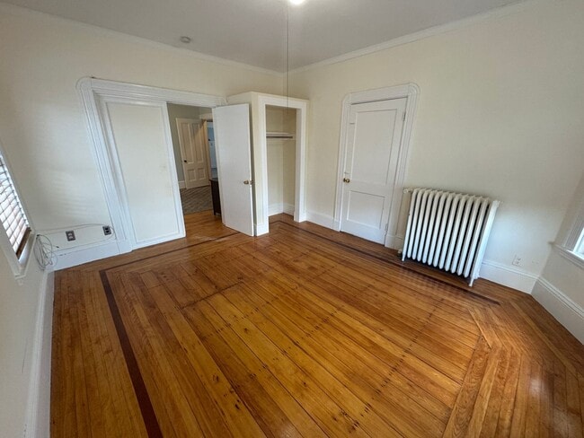 Building Photo - Beautiful, Pet Friendly 3 Bed in Somerville!