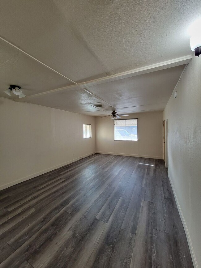 Building Photo - Recently Updated Home for Rent in Brawley!