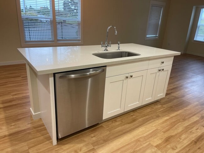 Foto del edificio - 2 story 3 bedrooms and  2 1/2 bath!