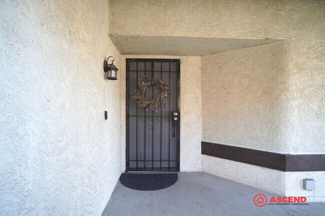 Building Photo - Special Move-In Offer — Your Deposit Gets You In! Enjoy this cozy 3-bedroom home conveniently loc...