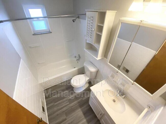 Building Photo - 1425 NW Washington Blvd