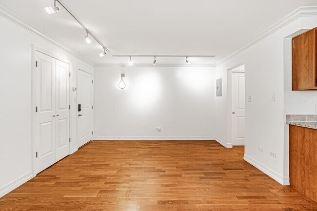 Building Photo - Cozy Studio in Cheesman Park, with Washer ...