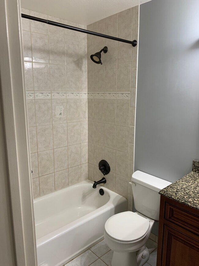 Full Bath - 6525 Kalua Rd