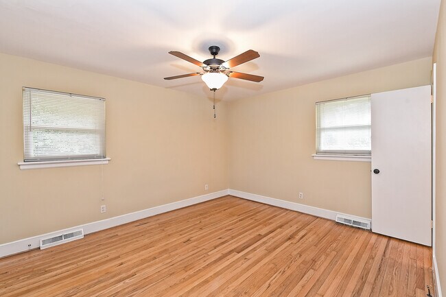 Building Photo - 725 Stanfield Dr