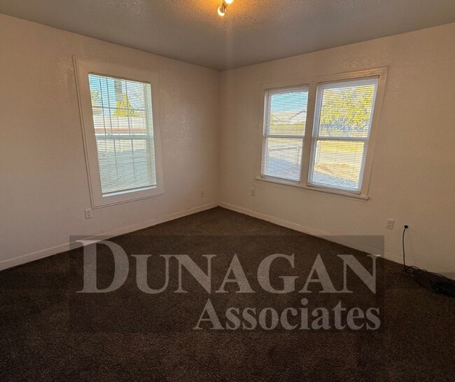 Foto del edificio - 2 BEDROOM 1 BATH AVAILABLE NOW !! Open house on 12/17 @ 3:15-3:25