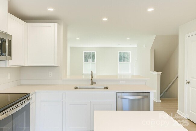 Foto del edificio - 8025 District Dr