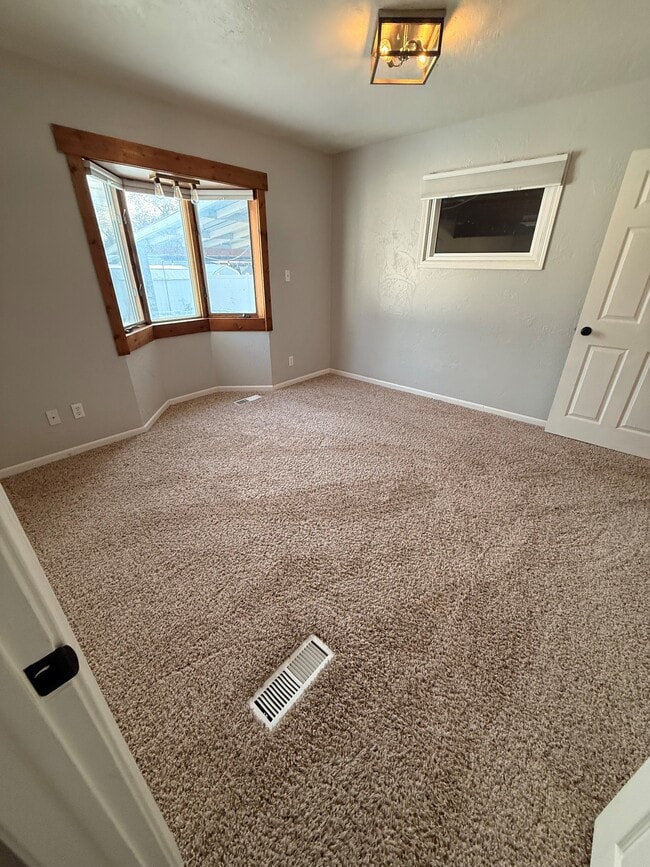 Building Photo - 124 Riverview B